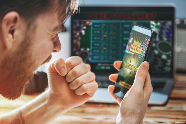 Filipino sports bettor placing a live bet on jilihot mobile platform